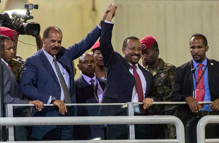 Курс на примирение взял премьер-министр Эфиопии Абий Ахмед Али (на фото в центре), пришедший к власти в апреле 2018 года. 16 сентября того же года он подписал мирный договор с президентом Эритреи Исайясом Афеворки (второй слева). Эфиопия отказалась от претензий на спорные районы, страны восстановили дипломатические отношения. В октябре 2019 года эфиопскому премьеру была присуждена Нобелевская премия мира за разрешение пограничного конфликта