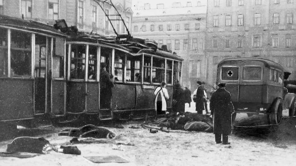 Скорая помощь активно развивалась и в других городах. К 1941 году Ленинградская станция скорой медицинской помощи имела девять подстанций и располагала парком в 200 машин&lt;br>
На фото: скорая увозит тела умерших во время блокады Ленинграда 