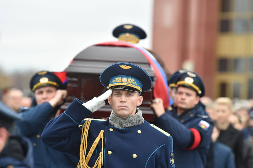 Гроб с телом из траурного зала вынесли военнослужащие 154-го отдельного комендантского Преображенского полка