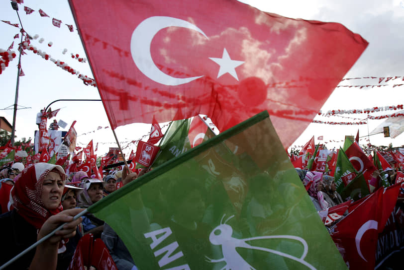 Пчела — символ праволиберальной, консервативной Партии Отечества Турции. Была основана в 1983 году, ориентировалась на вступление страны в Евросоюз и сохранение светского правления. В 2009 году влилась в демократическую партию, но была восстановлена в 2011 году 
&lt;br>На фото: сторонники партии с турецкими и партийными флагами во время митинга в Стамбуле перед всеобщими парламентскими выборами, июль 2007 года 
