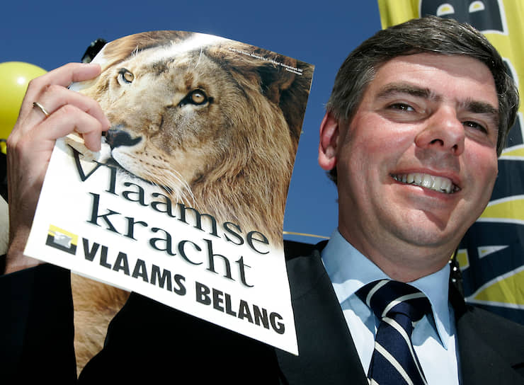 Крайне правая партия Бельгии «Фламандский интерес» (Vlaams Belang) выступает за независимость Фламандского региона, герб которого представляет собой желтый щит с черным львом на фоне. На флаге партии также изображена голова льва 
&lt;br>На фото: лидер партии Филип Девинтер во время представления предвыборной программы на пресс-конференции в Брюсселе, май 2007 года
