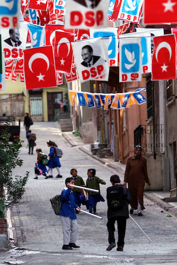 Символом Демократической левой партии Турции является голубь. Он же изображен на логотипе партии. ДПЛ выступает за создание в стране подлинной демократии, против чрезмерной социальной поляризации общества, и поддерживает национальное единство
&lt;br>На фото: жители Стамбула под турецкими флагами, эмблемами партии и фотографиями бывшего премьер-министра и лидера ДСП Бюлента Эджевита  
