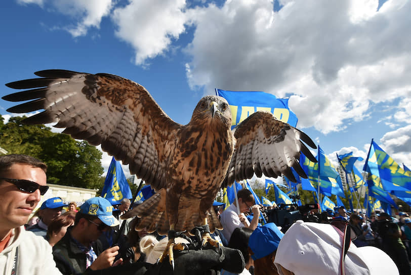 13 декабря 2009 года на XXII съезде ЛДПР, посвященному 20-летию партии, была утверждена обновленная символика. Герб представляет собой темно-синий щит с картой России и восходящим солнцем, на его фоне — сокол серого цвета с распростертыми крыльями 