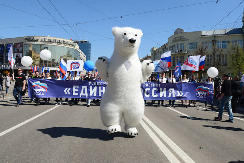 Партия «Единая Россия» была образована в 2001 году на основе Межрегионального движения «Единство», сокращенно — «МЕДВЕДЬ». Аббревиатура послужила основой как для эмблемы блока, так и впоследствии для символа партии. Изначально медведь был бурый, но в 2005 году съезд партии принял решение заменить его на белого 