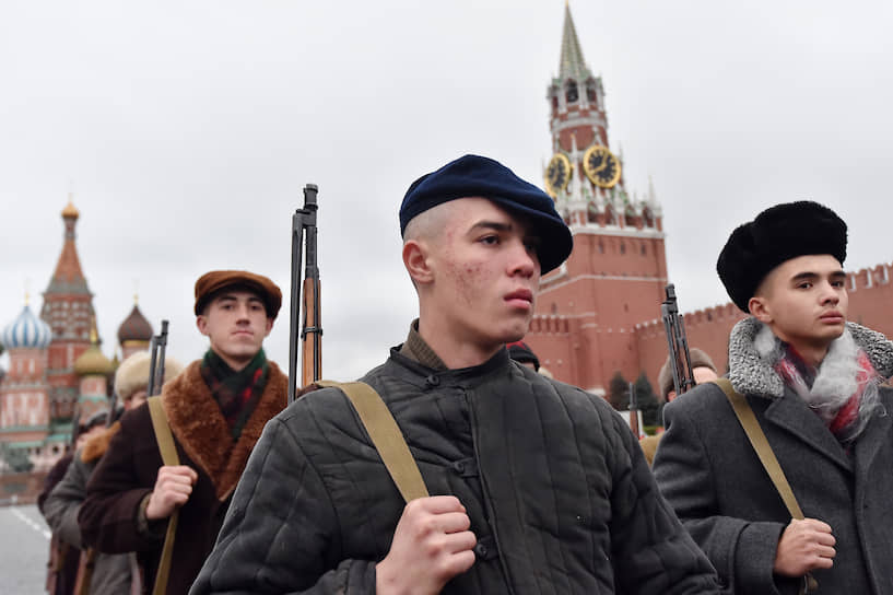 В нем приняли участие военнослужащие почетного караула трех видов войск, суворовцы, кадеты, 600 артистов и 250 волонтеров