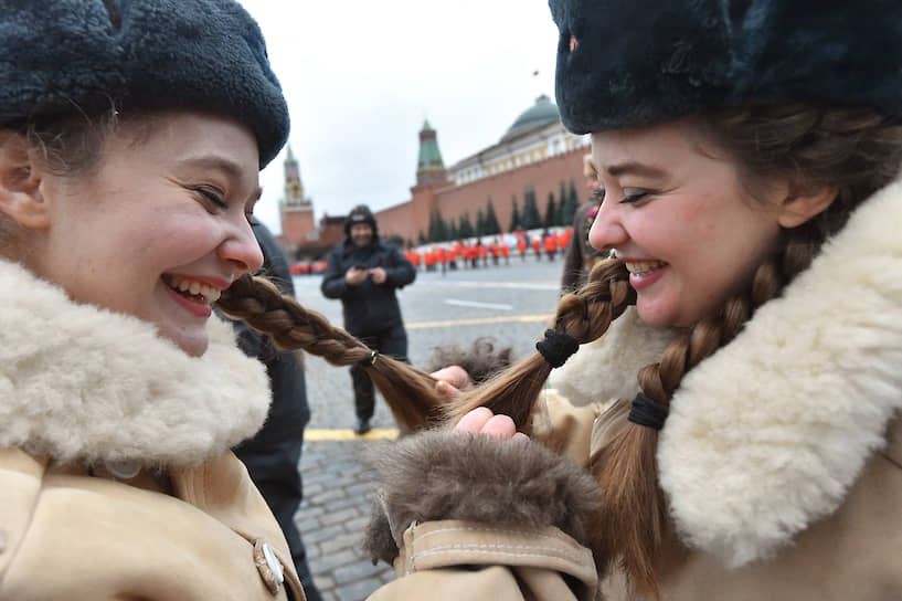 В 2019 году власти Москвы почтили память защитников города. «Сегодняшний марш — это выражение нашей глубокой благодарности героическим участникам войны: на фронте и в тылу, солдатам и партизанам, рабочим заводов и фабрик, жителям осажденных городов. Низкий поклон вам за мирное небо над головой, солдаты Великой Отечественной!», — написал в Twitter мэр Сергей Собянин