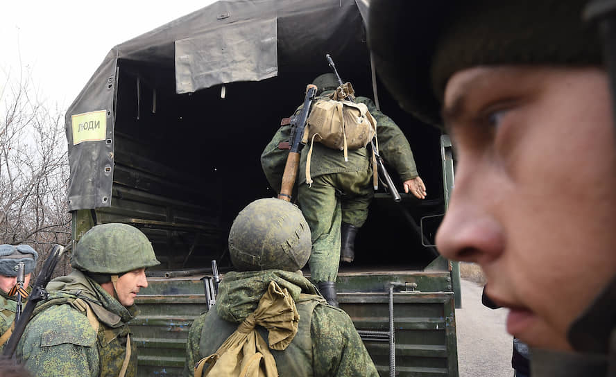 Поселок Петровское, Донецкая область. Начало отвода сил самопровозглашенной Донецкой народной республики на участке у линии соприкосновения в Донбассе