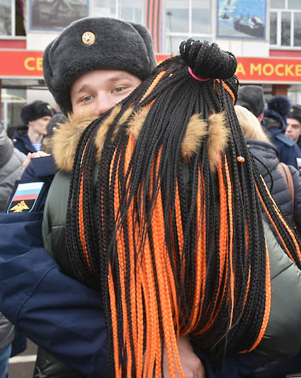 Москва. Призывники во время церемонии проводов к местам службы у городского сборного пункта военного комиссариата