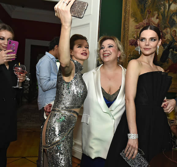 Актрисы Елизавета Боярская (справа) и Екатерина Шпица (третья справа) на церемонии вручения премии «Женщина года 2019» по версии журнала Glamour в Музыкальном театре «Геликон–Опера»