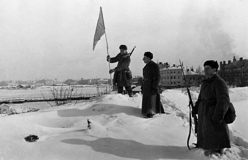 Красноармеец устанавливает флаг на завоеванной территории, 1940 год