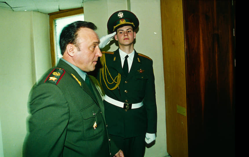 &lt;b>Павел Грачев&lt;/b> — министр обороны России в 1992-1996 годах. С декабря 1994 по январь 1995 года руководил боевыми действиями федеральных войск в Чечне из штаба в Моздоке. После провала наступательных операций в Грозном вернулся в Москву. Подвергался критике за неудачи в восстановлении порядка в Чечне. После отставки был советником главы компании «Росвооружение», главным советником гендиректора «Радиозавода им. А. С. Попова». Умер 23 сентября 2012 года