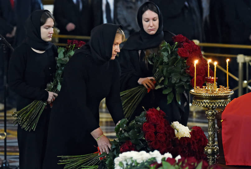 Вдова Юрия Лужкова Елена Батурина (в центре) и их дочери Елена (справа) и Ольга (слева) во время церемонии