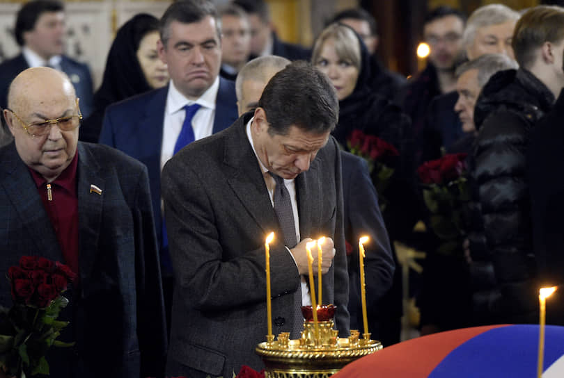 Первый заместитель председателя Госдумы Александр Жуков (в центре) и член комитета Госдумы по транспорту и строительству Владимир Ресин (слева) во время церемонии