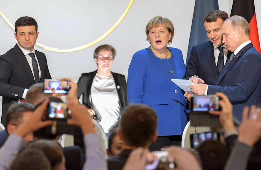 Слева направо: президент Украины Владимир Зеленский, канцлер Германии Ангела Меркель, президент Франции Эмманюэль Макрон и президент России Владимир Путин