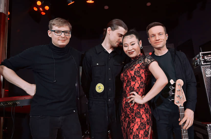 Актриса, режиссер Ян Гэ (вторая справа) во время церемонии открытия ресторана аутентичной китайской кухни «J.Z. Peking Duck» на Цветном бульваре