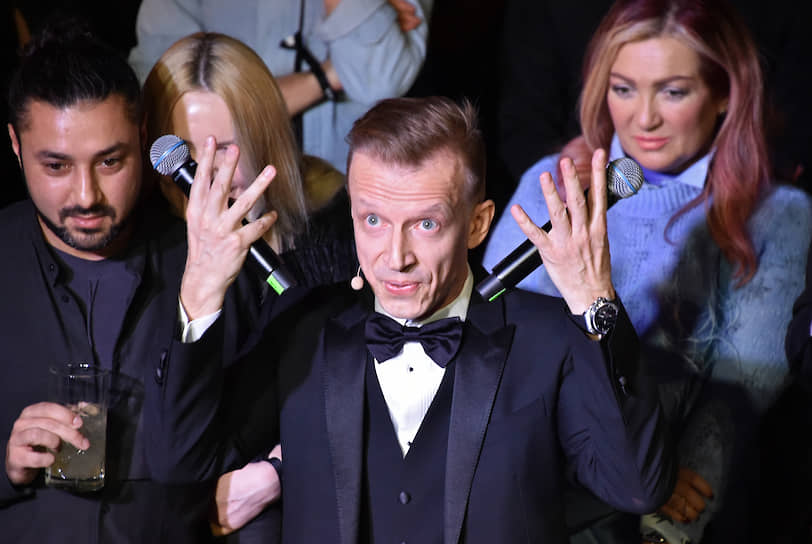Телеведущий Антон Комолов перед началом шоу «Новогодние истории 2020» в домашнем театре Томаса Дюара на Центральном рынке