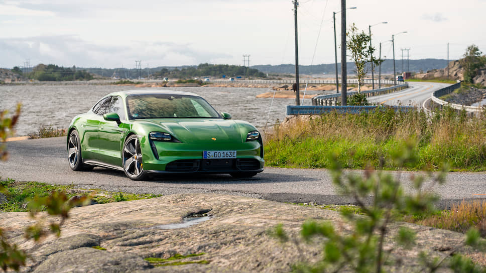 Первый в истории серийный электромобиль Porsche — новинка, которая затмевает все прочие премьеры немецкой компании в уходящем году. Электрический седан Porsche Taycan стал первым премиальным автомобилем своего класса, который должен бросить вызов Tesla Model S. Вскоре подоспеют и другие конкуренты из Германии, но пока Porsche Taycan — первый среди прочих.