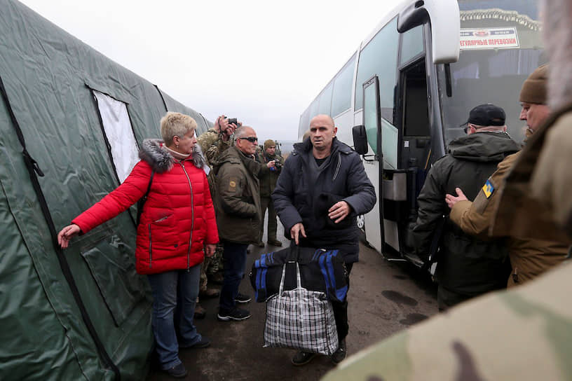 Украинский военнопленный (в центре)