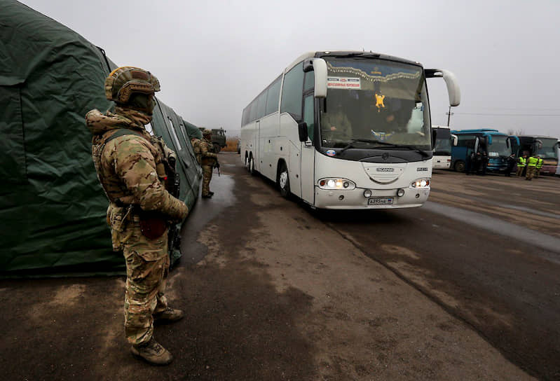 В ходе процедуры обмена на месте присутствовали представители Международного комитета Красного Креста и ОБСЕ