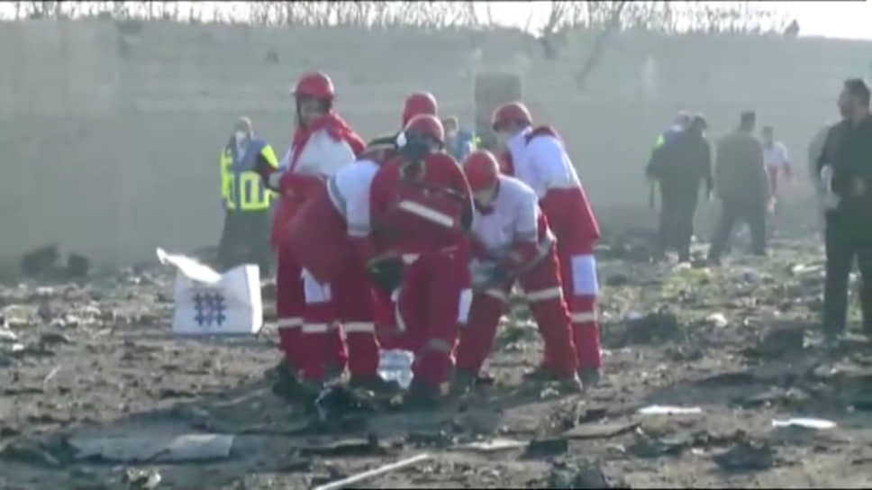 Спасатели работают на месте крушения украинского Boeing 737