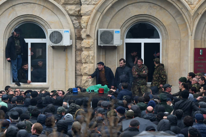 Администрация абхазского президента назвала происходящее попыткой государственного переворота