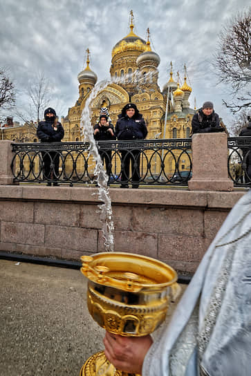 Крещенские купания в реке Неве в Санкт-Петербурге