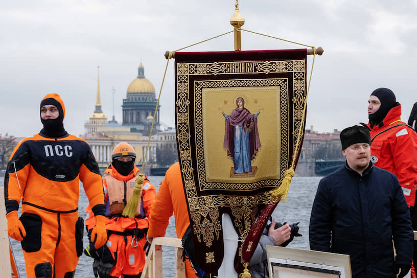 Крещенские купания на пляже у Петропавловской крепости в Санкт-Петербурге