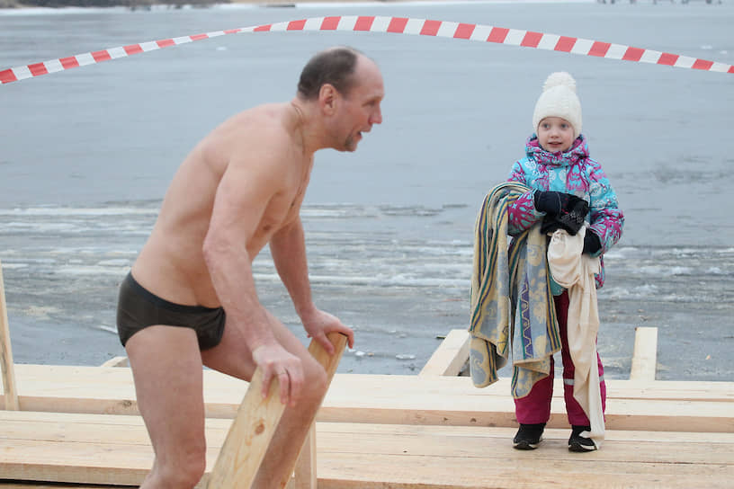 Крещенские купания в Нижнем Новгороде на берегу Гребного канала 