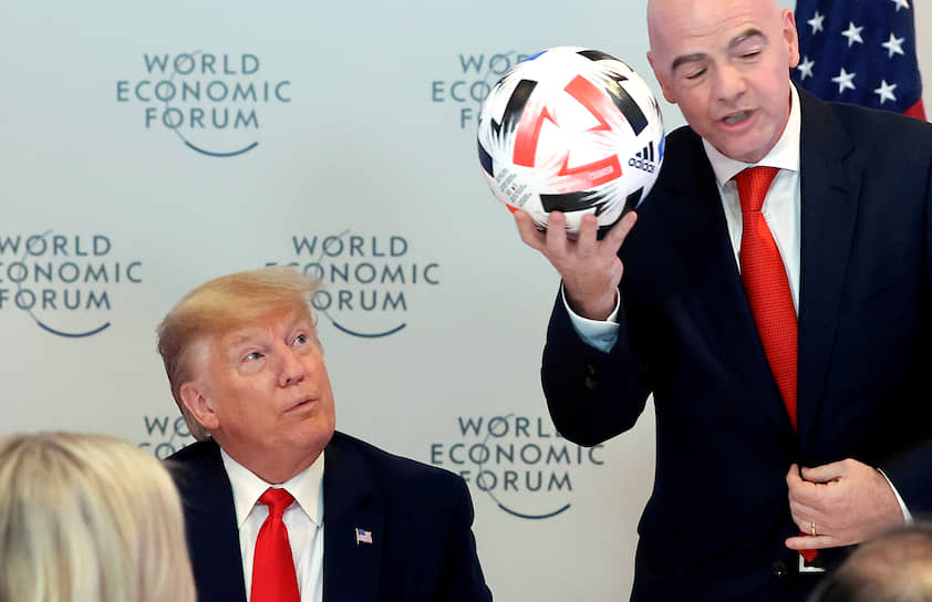 Президент США Дональд Трамп слушает речь главы FIFA Джанни Инфантино (справа)