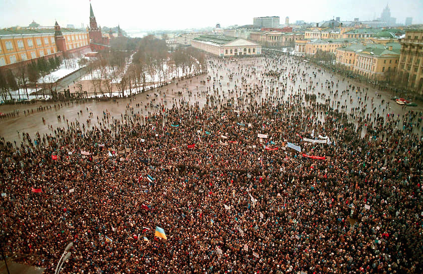 7 февраля 1990 года состоялся расширенный пленум ЦК КПСС, лишивший Коммунистическую партию ее ведущей роли. Была объявлена многопартийная система. В СССР появился пост президента. III съезд народных депутатов в марте 1990 года отменил шестую статью Конституции СССР о ведущей и направляющей роли КПСС