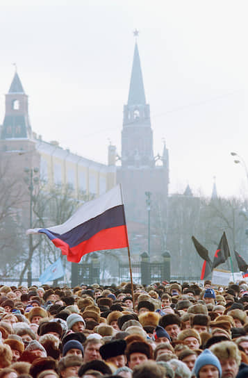 Бело-сине-красные флаги, которые несли участники шествия, стали символом реформ после митинга 4 февраля. Среди демократических лозунгов были: «Вся власть народу!»; «Долой политическую полицию!»; «С кем Вы, Михаил Сергеевич?»