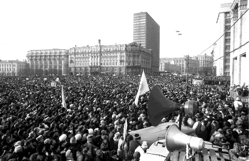 На митинге выступили около 30 человек: народные депутаты СССР, московские кандидаты в депутаты, представители общественности и политики, в том числе: Борис Ельцин, Юрий Афанасьев, Евгений Евтушенко, Тельман Гдлян, Галина Старовойтова, Глеб Якунин, Андрей Исаев, Олег Румянцев, Владимир Лысенко