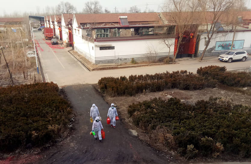 Свыше 16 тыс. человек в стране вылечились от коронавируса
&lt;br>
На фото: добровольцы в защитных костюмах доставляют предметы первой необходимости находящимся под домашним карантином в городе Цзоупин провинции Шаньдун