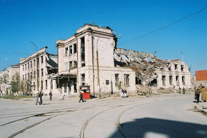 Здание Главпочтамта на пересечении улиц Мира и Красных Фронтовиков