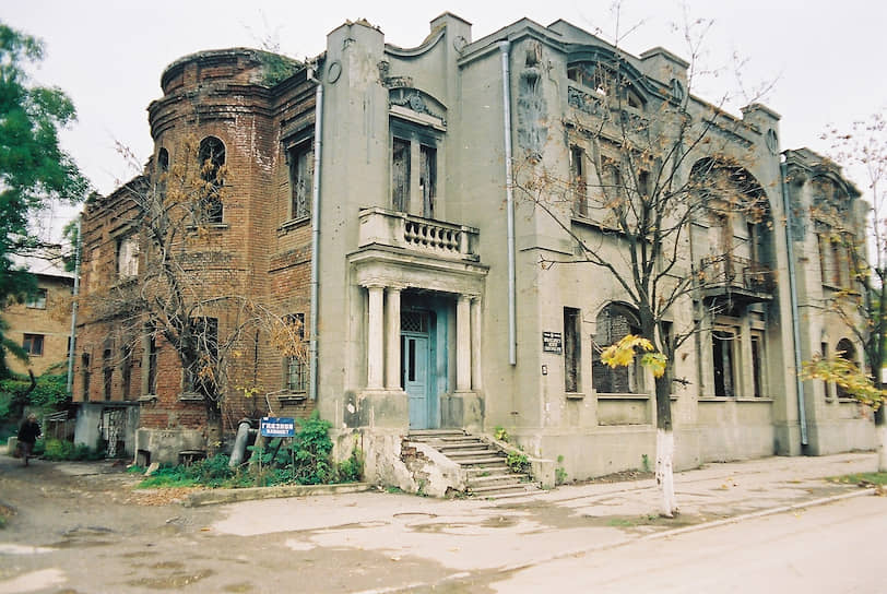 Здание Института гуманитарных наук на улице Красных Фронтовиков, 1998 год