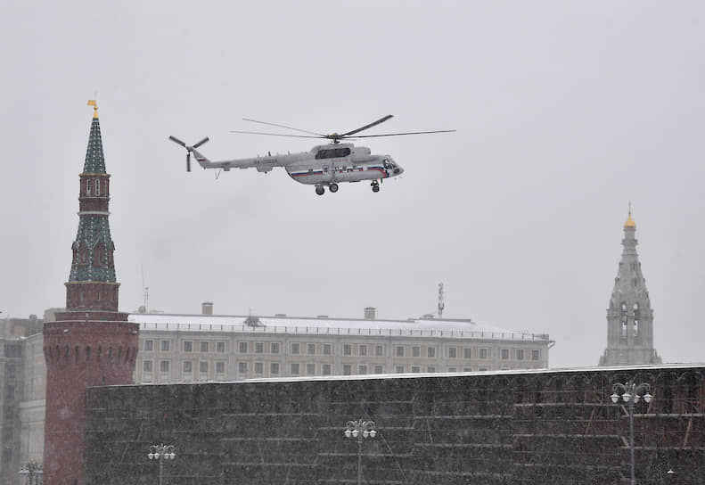 Москва. Вертолет в небе над Кремлем