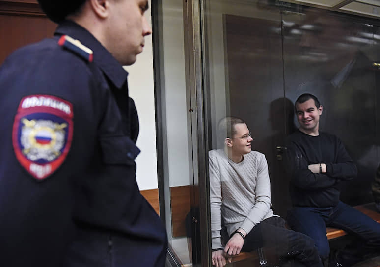 Обвиняемые по делу «Нового величия» Вячеслав Крюков (в центре) и Руслан Костыленков (справа)