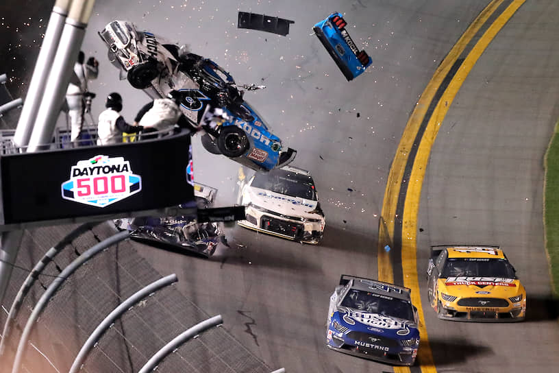 Дейтона-Бич, США. Пилот Райан Ньюман, попавший в аварию на гонке Daytona 500