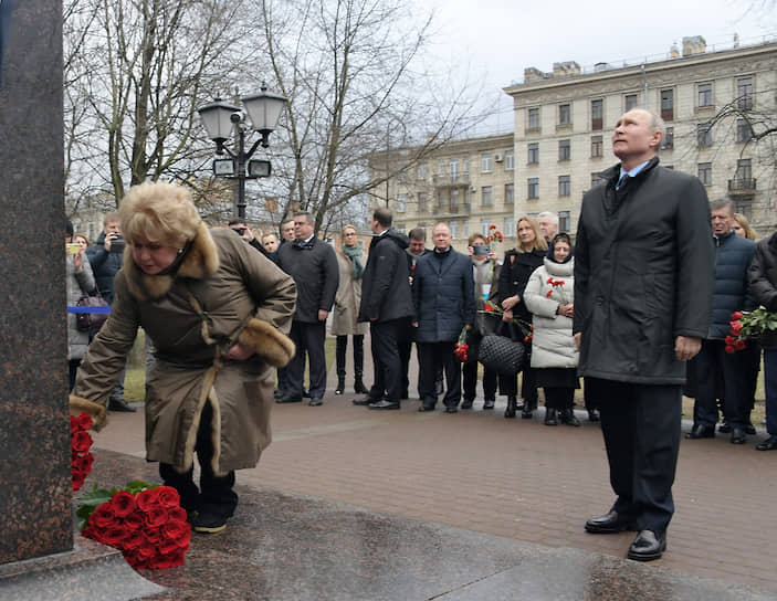 Санкт-Петербург. Президент России Владимир Путин и сенатор Людмила Нарусова на церемонии возложения цветов к памятнику Анатолию Собчаку