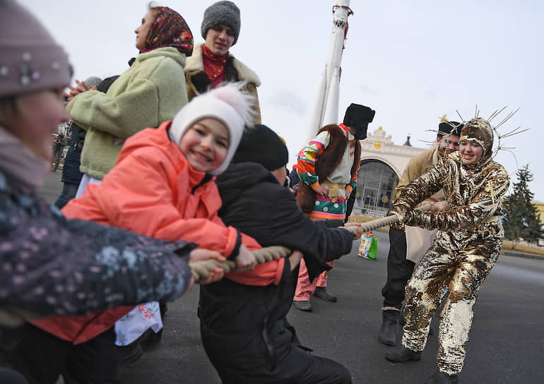 Народные гуляния на ВДНХ в Москве