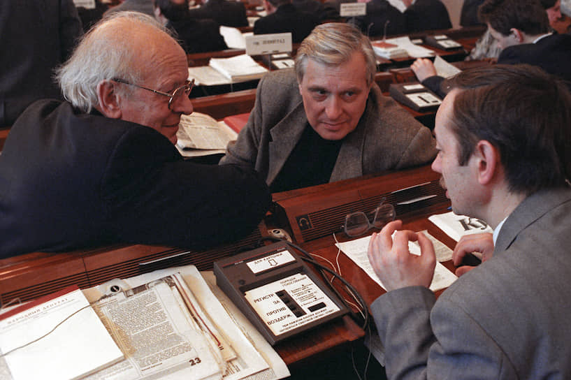 &lt;b>Олег Басилашвили&lt;/b> (в центре)&lt;br>
Актер в 1995 году входил в состав регионального списка кандидатов в депутаты Госдумы от избирательного блока «Демократический выбор России — Объединенные демократы». Был членом партии «Союз правых сил», в 2016 году — доверенным лицом партии «Яблоко» на выборах в Госдуму