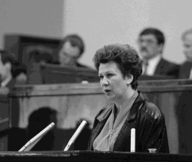 &lt;b>Светлана Горячева&lt;/b>&lt;br>
В 1993 году принимала участие в выборах в Госдуму от оппозиционного избирательного объединения «Российский общенациональный союз», однако объединение не прошло в парламент. Депутат Госдумы (1995-2014), зампред Госдумы (1996-2000). В 2014 году стала сенатором и первым зампредом комитета Совета федерации по регламенту и организации парламентской деятельности 