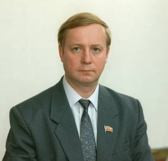 &lt;b>Сергей Степашин&lt;/b>&lt;br>  
С 1993 года занимал должности первого замминистра безопасности, директора ФСБ, министра юстиции и министра внутренних дел. В 1999 году — врио председателя правительства, в 2000 году — депутат Госдумы. В 2000-2013 годах был председателем Счетной палаты. С 2014 года является председателем наблюдательного совета государственной корпорации — Фонда содействия реформированию жилищно-коммунального хозяйства