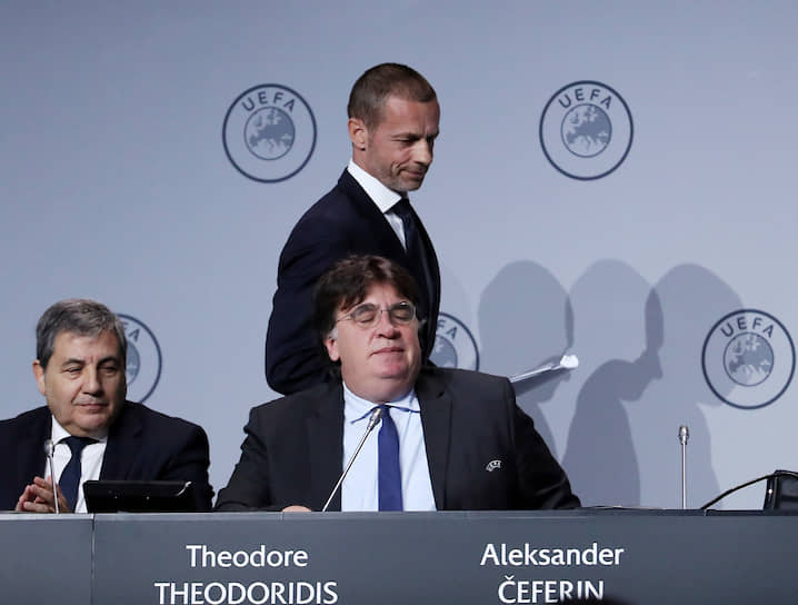 Президент UEFA Александр Чеферин (стоит) и генеральный секретарь UEFA Теодор Теодоридис (справа)