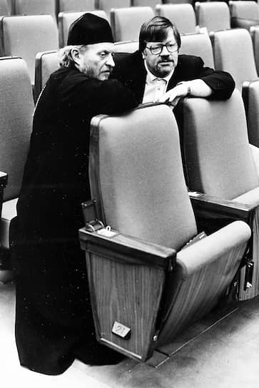 &lt;b>Глеб Якунин&lt;/b> (слева)&lt;br>  
В 1993-1995 годах депутат Госдумы. За участие в выборах был лишен священнического сана и позже отлучен от церкви. В 1995 году стал одним из создателей Общественного комитета защиты свободы совести. Был членом Московской Хельсинской группы, занимался правозащитной деятельностью. Умер 25 декабря 2014 года