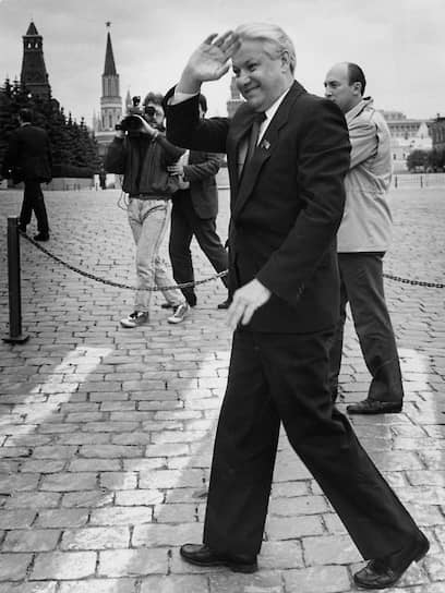 &lt;b>Борис Ельцин&lt;/b>&lt;br>  
12 июня 1991 года был избран президентом РСФСР (с декабря того же года — России). 21 сентября 1993 года подписал указ о роспуске съезда народных депутатов и Верховного совета. Переизбрался на должность президента в 1996 году, а в 1999 году объявил о своей отставке. Умер 23 апреля 2007 года 