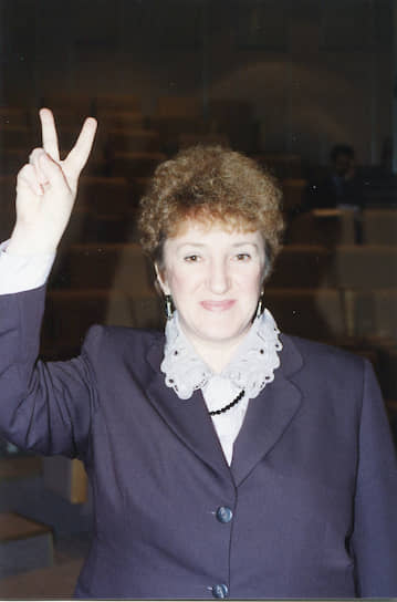 &lt;b>Галина Старовойтова&lt;/b>&lt;br>  
В 1993-1995 годах работала заведующей отделом в Институте экономических проблем переходного периода в Москве, преподавала в Гарвардском и Брауновском университетах США. В 1993-1998 годах была депутатом Госдумы. С апреля 1998 года — председатель партии «Демократическая Россия». Убита 20 ноября 1998 года