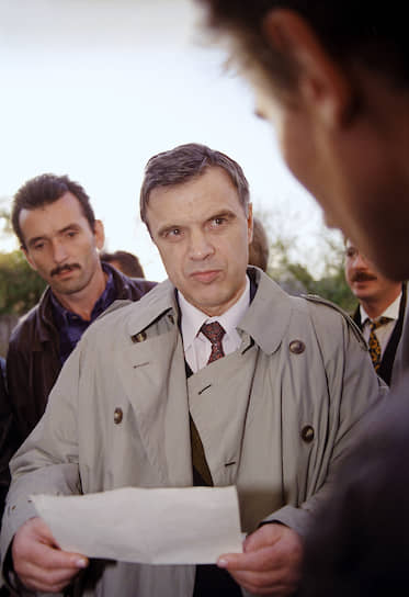 &lt;b>Руслан Хасбулатов&lt;/b>&lt;br>  
После октябрьских событий 1993 года был арестован, но в следующем году освобожден по амнистии. С 1994 года и по настоящее время — заведующий кафедрой мировой экономики в Российском экономическом университете имени Г. В. Плеханова