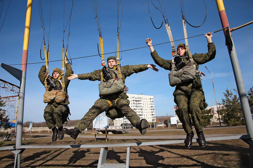 Ростовская область, Россия. Военнослужащие-женщины соединения специального назначения Южного военного округа во время занятий по специальной и тактической подготовке 