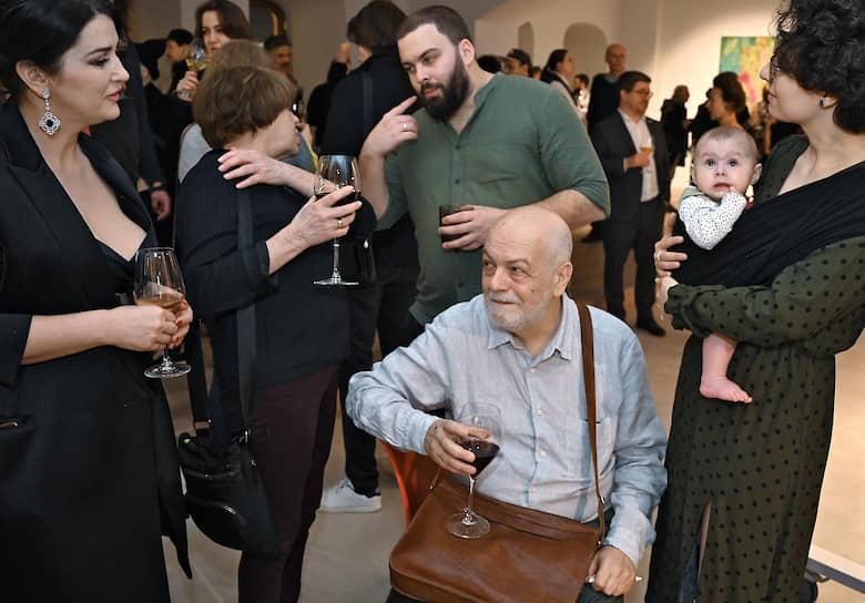 Художник Семен Файбисович (второй справа) на церемонии открытия своей выставки «Новый Мир» в галерее «ГУМ-Red-Line»